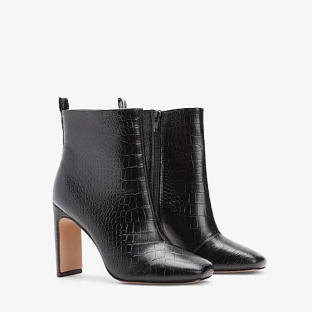 Express BRAND NEW!! Black Croc-Patterned Ankle Booties